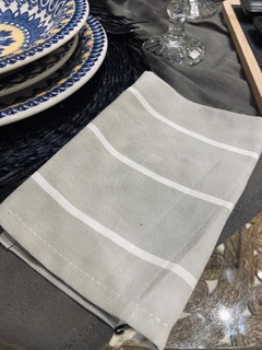 SERVILLETA DE TELA GRIS A RAYAS BLANCAS x6 uni - comprar online