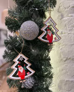 Árbol de madera calado c/papa Noel