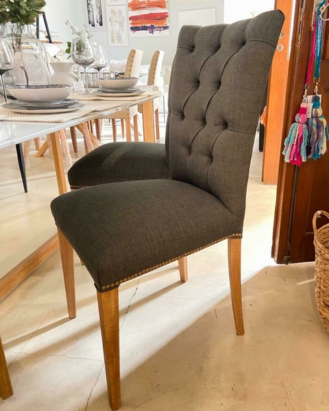 Silla capitone tapizada lino spazio color gris oscuro