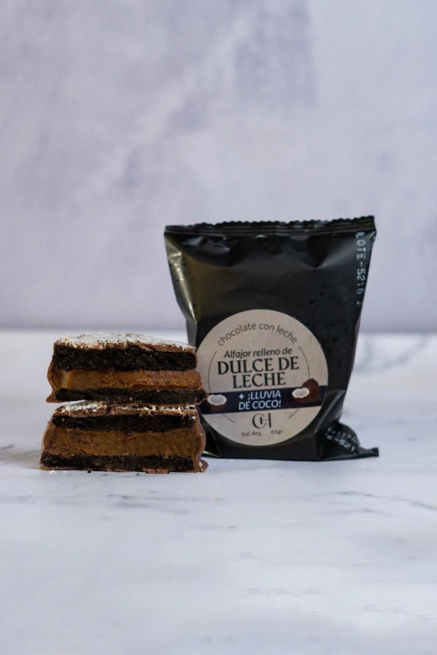 Alfajor Chocolate con Leche Relleno con Dulce de Leche con lluvia de Coco - comprar online