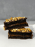 Alfajor Chocolate con Leche Relleno con Dulce de Leche con Crocante de Maní y Almendras - comprar online
