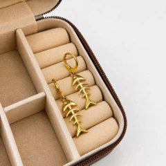 Argola Espinha de Peixe Banhado a Ouro 18K