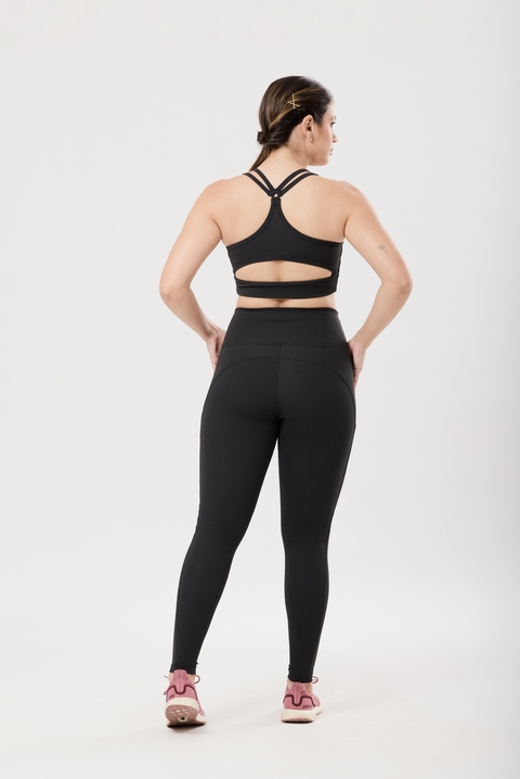 CALÇA RECORTES BOLSO PRETA FOSCO