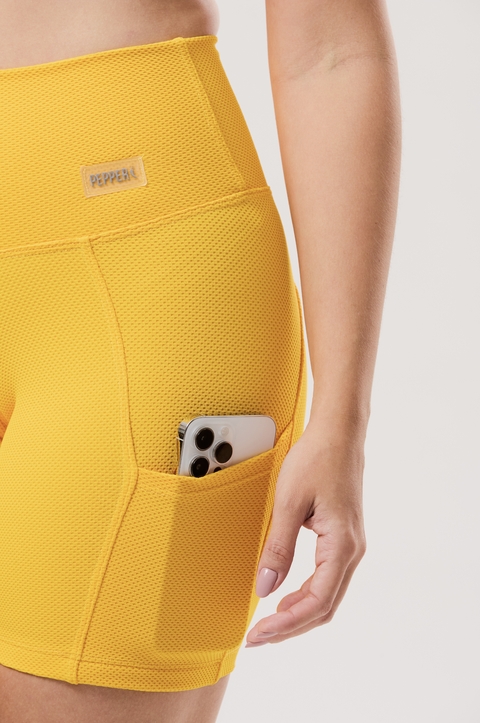 SHORT RECORTES BOLSO AMARELO