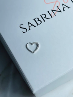 Piercing Daith Coração cravejado lateral esquerdo