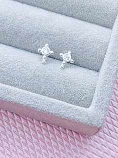 Brinco Mini cruz com zircônia (infantil)