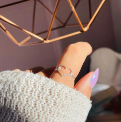 Anel Coração vazado pedras lateral - comprar online