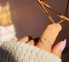 Anel Coração vazado pedras lateral na internet