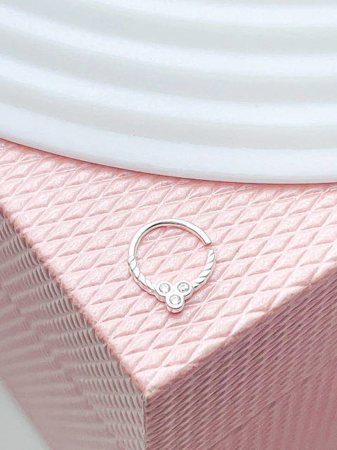 Piercing argola torcido três zircônias