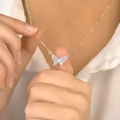 Colar Prata borboleta cravejada rosa - Sabrina Pratas | Joias delicadas em prata 925