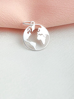 Colar Mapa Mundi patuá - Sabrina Pratas | Joias delicadas em prata 925