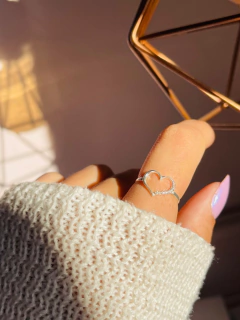 Anel Coração vazado pedras lateral - loja online