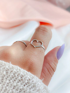 Anel Coração vazado pedras lateral