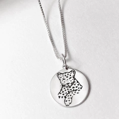 Colar medalha onça love - Sabrina Pratas | Joias delicadas em prata 925