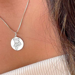 Colar medalha onça love na internet