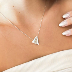 Colar Avião dobradura