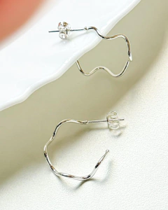 Brinco argola Prata 925 ondulada - Sabrina Pratas | Joias delicadas em prata 925
