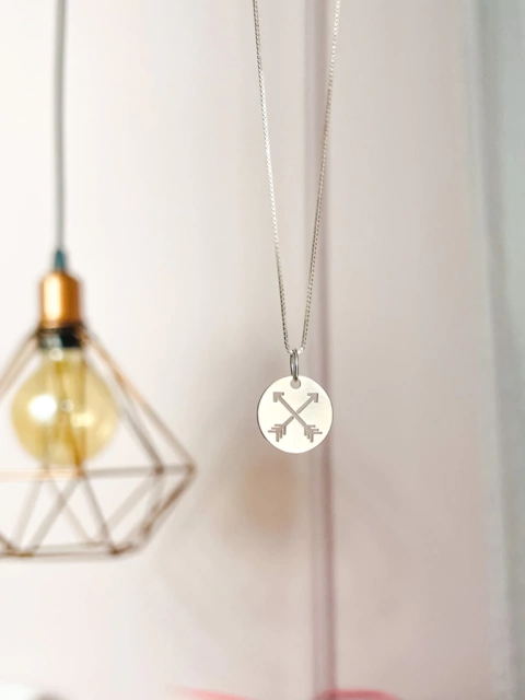 Colar Placa flechas redonda