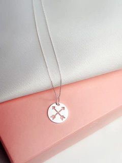 Colar Placa flechas redonda - comprar online