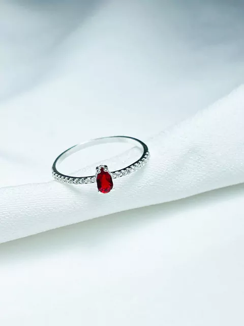 Anel Solitário gota vermelha cravejado