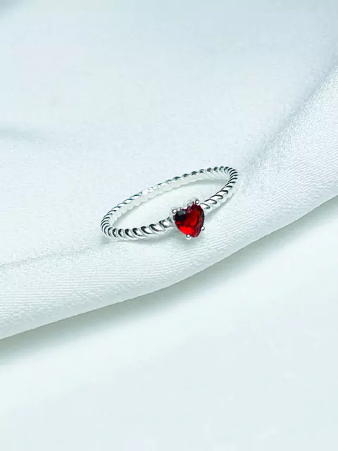 Anel Solitário coração vermelho torcido