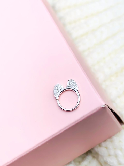 Piercing daith gatinho cravejado