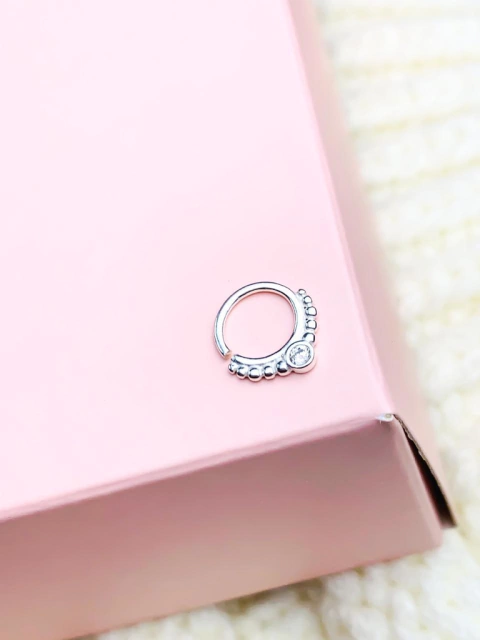 Piercing daith bolinhas ponto de luz