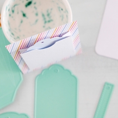 Troquel Sobre con Fuelle y Tag Back to Basics Mintopía - Scrapear