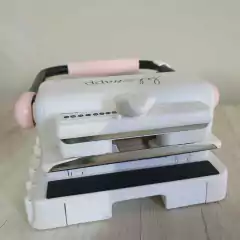 Imagen de Anilladora Cinch Heidi Swapp Agujeros Cuadrados Rosa