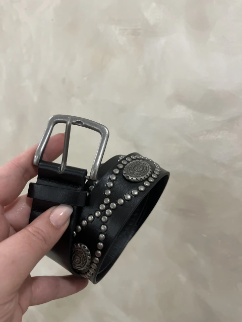 Cinturón con tachas metálicas
