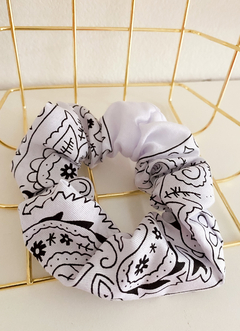 Scrunchie bandana blanca