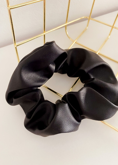 Scrunchie ecocuero negra - comprar online