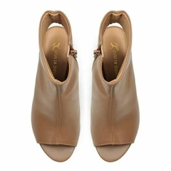 Sandália Ankle Boot Camel Em Couro Com Salto Bloco Giulia Domna na internet