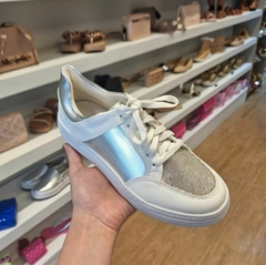 Tênis Napa Cali C/Sarja Branco /Camurca Atenas Mini C/Sarja Marfim /Metallic C/Sarja June Shoes - June Online