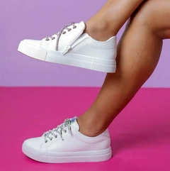 TÊNIS BRANCO COM CADARÇO EM STRASS/ PRATA8 - comprar online