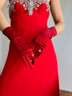 The Satin Red Gloves en internet