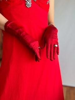The Satin Red Gloves - comprar online