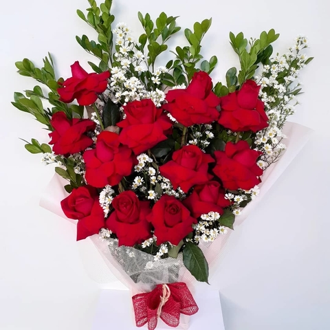 ARRANJO FLORAL COM 12 ROSAS