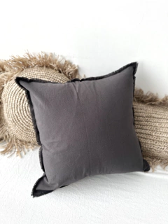 ALMOHADÓN TUSOR FLECOS Gris Oscuro