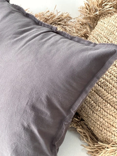 Imagen de ALMOHADÓN TUSOR FLECOS Gris Oscuro