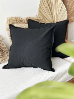 ALMOHADÓN TUSOR FLECOS Negro - PHILIA DECO