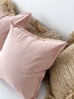 ALMOHADÓN TUSOR FLECOS Rosa