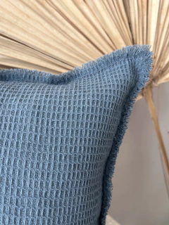 ALMOHADÓN WAFFLE Azul 50x50 - PHILIA DECO