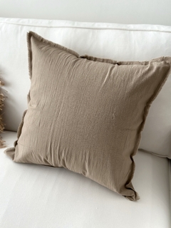 ALMOHADÓN TUSOR FLECOS Khaki - PHILIA DECO