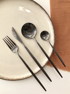 CUBIERTOS AMBERES Negro - comprar online