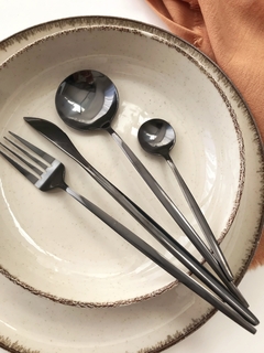 CUBIERTOS AMBERES Negro en internet