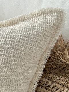 ALMOHADÓN WAFFLE Crudo 50x50 - PHILIA DECO