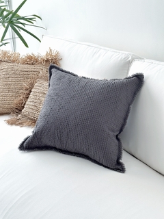 ALMOHADÓN NIDO Gris Oscuro 50x50 - PHILIA DECO