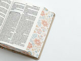 Biblia, piel flores crema con canto floral, letra grande - comprar online