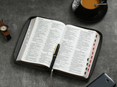 Biblia Letra Grande con Cierre e Índice Imitación Piel - Marrón / Gris / Azul, RVR60 - comprar online